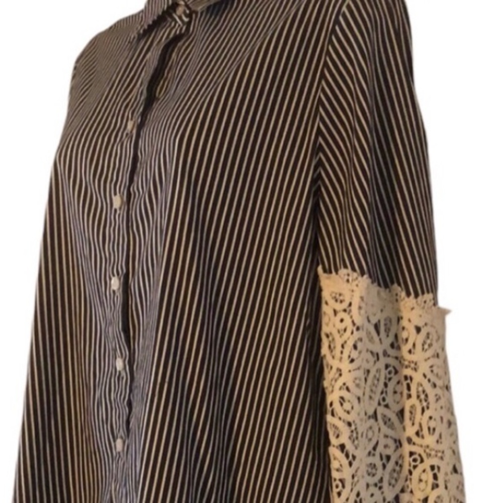 Woman’s spring striped Chicos crochet button down blouse